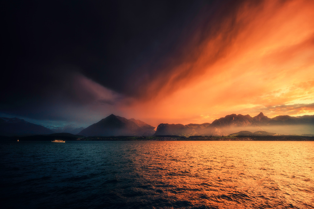Zwischen Sturm und Sonnenuntergang | Blick über den Thunersee auf den Niesen (2362 m, links) und die Stockhornkette (Stockhorn 2190 m) im Berner Oberland. - Realisiert mit Pictrs.com