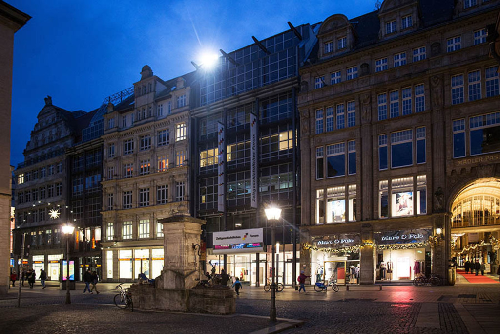 Zeitgeschichtliches Forum Leipzig - Grimmaische Straße | Entdecke über 20 Kategorien Leipzig-Motive: Foto-Downloads, hochwertige Poster, Leinwand- & Fine-Art-Prints. Jetzt Lieblingsfoto im Bildlexikon Leipzig Shop bestellen!
