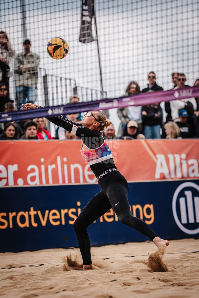 Beachvolleyball | Frauen | Allianz German Beach Tour 2025 | Tourstop Düsseldorf | 18.05.2025 | Anna-Chiara Reformat spielt den Ball