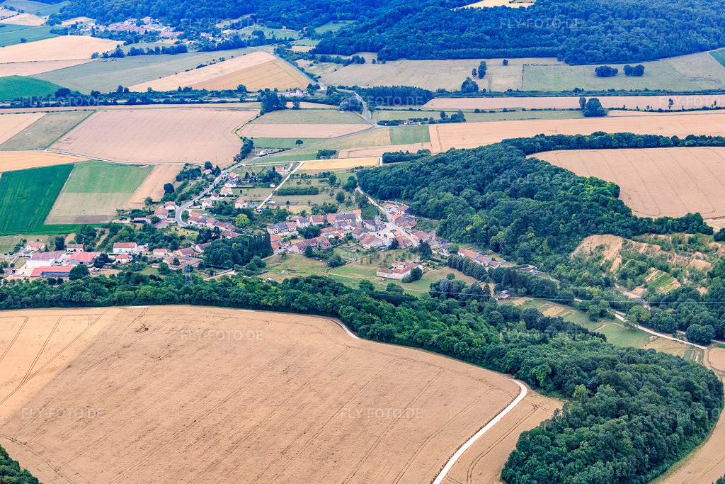 Luftbild: Ortsansicht aus Norden in Saint-Julien-sous-les-Côtes im Bundesland Meuse in Frankreich. – Foto: IMG_083392.jpg vom 12.07.2015 durch Werner Riehm/FLY-FOTO.de – Auflösung des Originals: 4960 x 3306 px