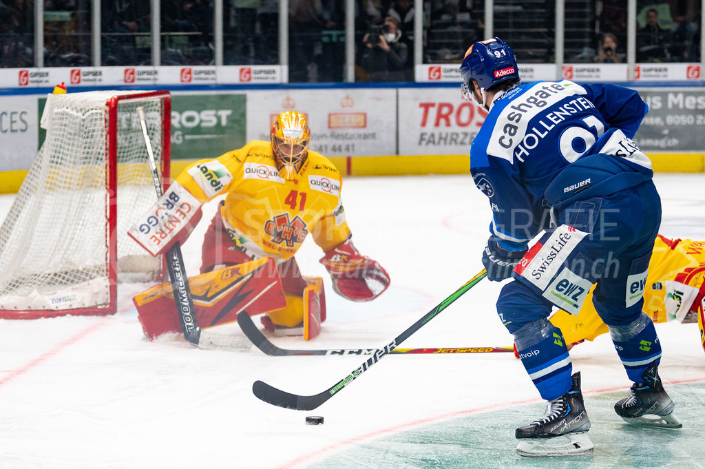 Playoffs: ZSC Lions - EHC Biel-Bienne | 27.03.2022, Zürich, Hallenstadion, Playoffs: ZSC Lions - EHC Biel-Bienne, #91 Denis Hollenstein (ZSC) in aussichtsreicher Position vor #41 Torhüter Elien Paupe (Biel). - Realisiert mit Pictrs.com