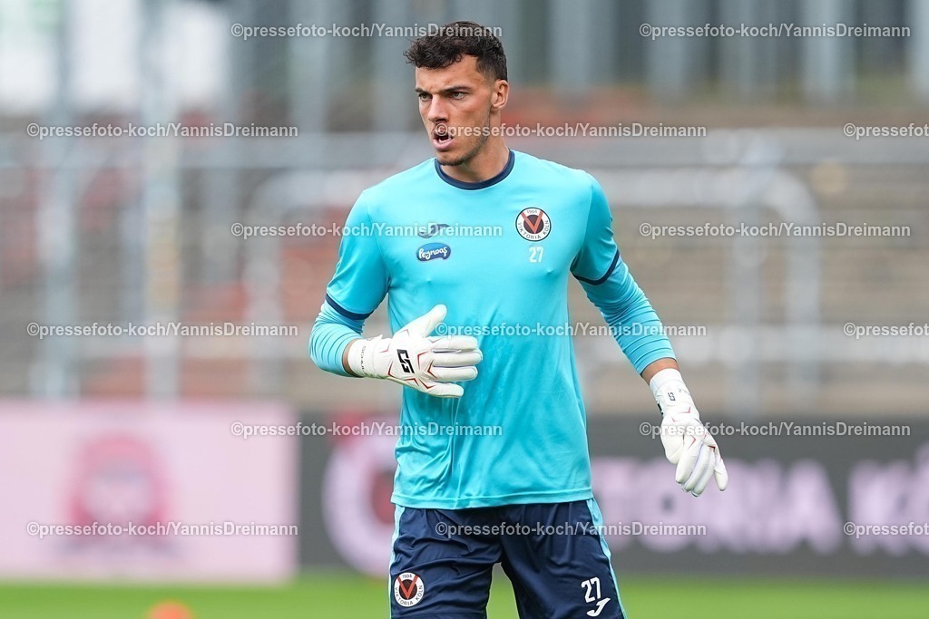 xydr03082501083 | 03.08.2025, xydrx, Fußball, 3.Liga, Viktoria Köln - FC Schweinfurt 05, Saison 2025 2026, Sportpark Höhenberg: Arne Schulz (Viktoria Köln #27)  DFB regulations prohibit any use of photographs as image sequences and or quasi-video.