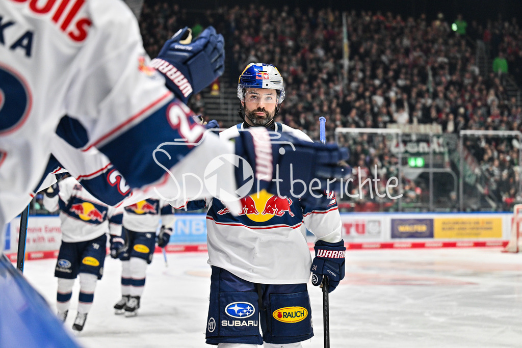 Augsburger Panther - EHC RB München | AUGSBURG, DEUTSCHLAND - 27. FEBRUAR: Jubel der Gäste nach dem Treffer zum 0-1 durch Ryan MURPHY (RB München 24) / Tor / Torschuetze / Freude / Happy während dem Match zwischen den Augsburger Panthern und dem EHC RB München am 46. Spieltag der Penny DEL im Curt Frenzel Stadion