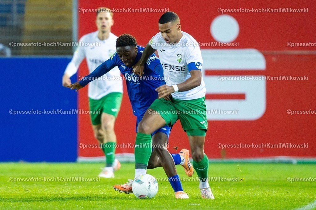 xKWI31102501144 | 31.10.2025, xkwix, Fußball, Regionalliga West, VfL Sportfreunde Lotte - FC Gütersloh, Stadion am Lotter Kreuz: David Winke (FC Gütersloh #17) im Zweikampf gegen Samuel Owusu Addai (VfL Sportfreunde Lotte #9)