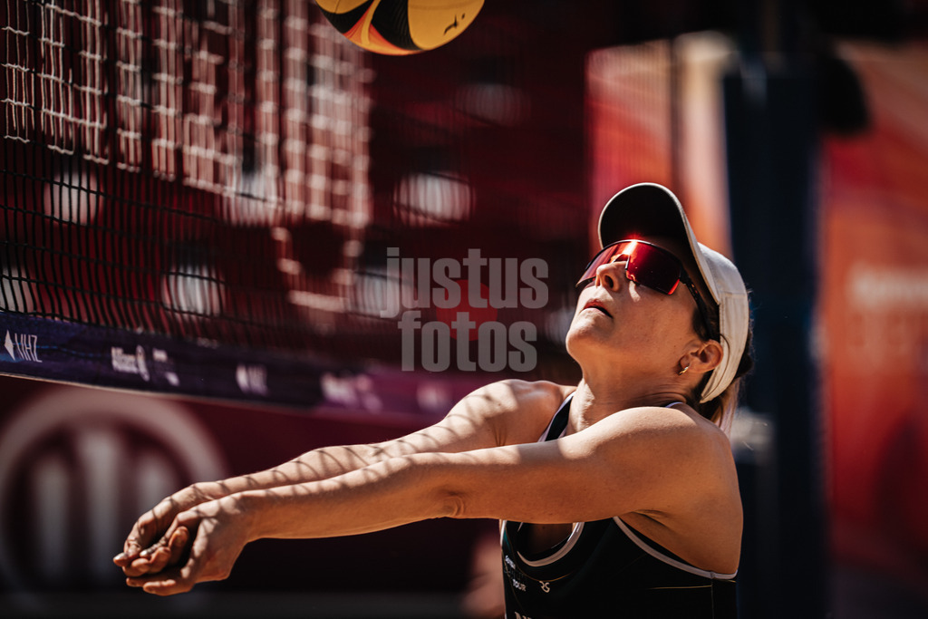Beachvolleyball | Frauen | Allianz German Beach Tour 2025 | Tourstop Düsseldorf | 08.05.2025 | Maja Rosko spielt den Ball