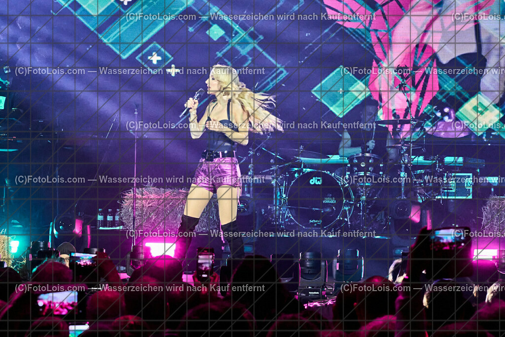 ALP2619_BergBauernTour-Konzert_Naschenweng Melissa | (C)FotoLois.com, Alois Spandl, BergBauernTour 2023 - Melissa Naschenweng, Tourstop in Wieselburg, Konzert im NV-Forum Wieselburg, Sa 8. April 2023.