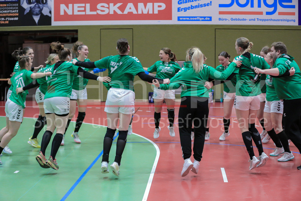 Handball, 2. Bundesliga Frauen, SV Werder Bremen - TG Nürtingen | v.li.: Spielerinnen des SV Werder Bremen jubeln über den Sieg, Freude über das gewonnene Spiel, Jubel, Lachen