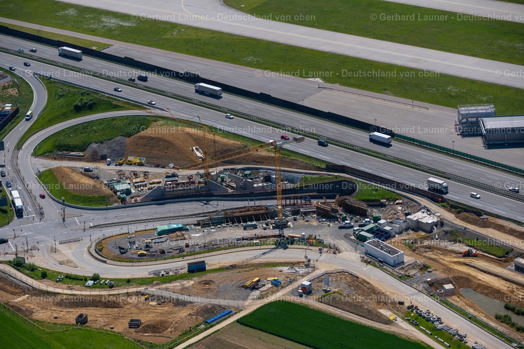 4045713 | STUTTGART 31.05.2021 Neubau- und Umbau- Baustelle der Streckenführung und Fahrspuren im Verlauf der Autobahn- Abfahrt und Zufahrt der BAB A8 in Zuge des Baus des Flughafentunnel im Ortsteil Plieningen in Stuttgart im Bundesland Baden-Württemberg, Deutschland. Im Rahmen des Umbaus der Anschlussstelle Plieningen werden neue Aus- und Einfahrrampen mit Unterfahrung der Neubaustrecke gebaut. Weiterführende Informationen bei: CDM Smith Consult GmbH,  Die Autobahn GmbH des Bundes,  Ed. Züblin AG,  STRABAG AG. // Construction site of routing and traffic lanes during the highway exit and access the motorway A 8 in the district Plieningen in Stuttgart in the state Baden-Wuerttemberg, Germany. Further information at: CDM Smith Consult GmbH,  Die Autobahn GmbH des Bundes,  Ed. Zueblin AG,  STRABAG AG. Foto: Gerhard Launer