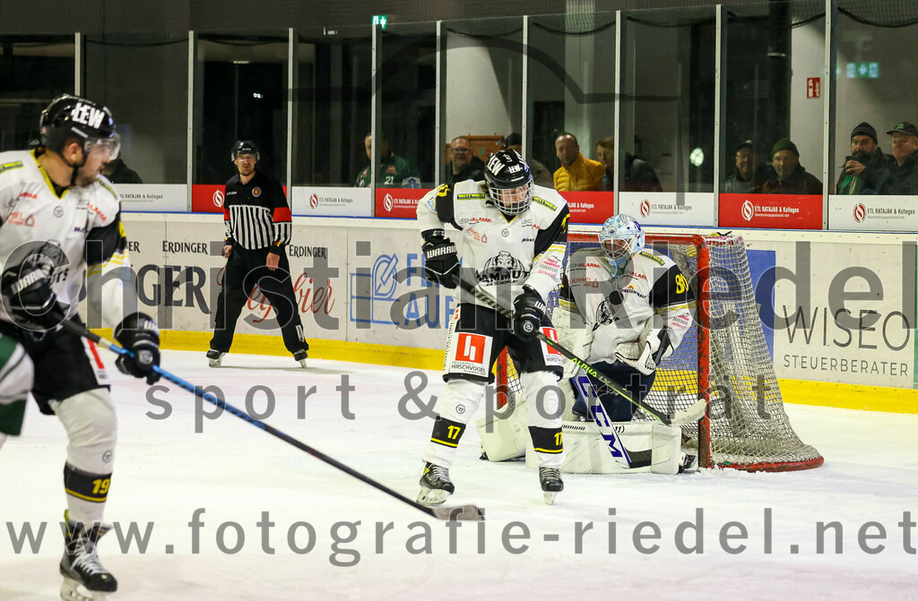 2023-11-17_122_TSV_Erding_gegen_EA_Schongau | Erding, Deutschland, 17.11.2023:
Eishockey, Bayernliga Vorrunde 2023 / 2024, 10. Spieltag, TSV Erding gegen EA Schongau, Endergebnis: 12:4

Stefan Saal (EA Schongau, #17), Torwart Xaver Nagel (EA Schongau, #80)

Foto: Christian Riedel / fotografie-riedel.net