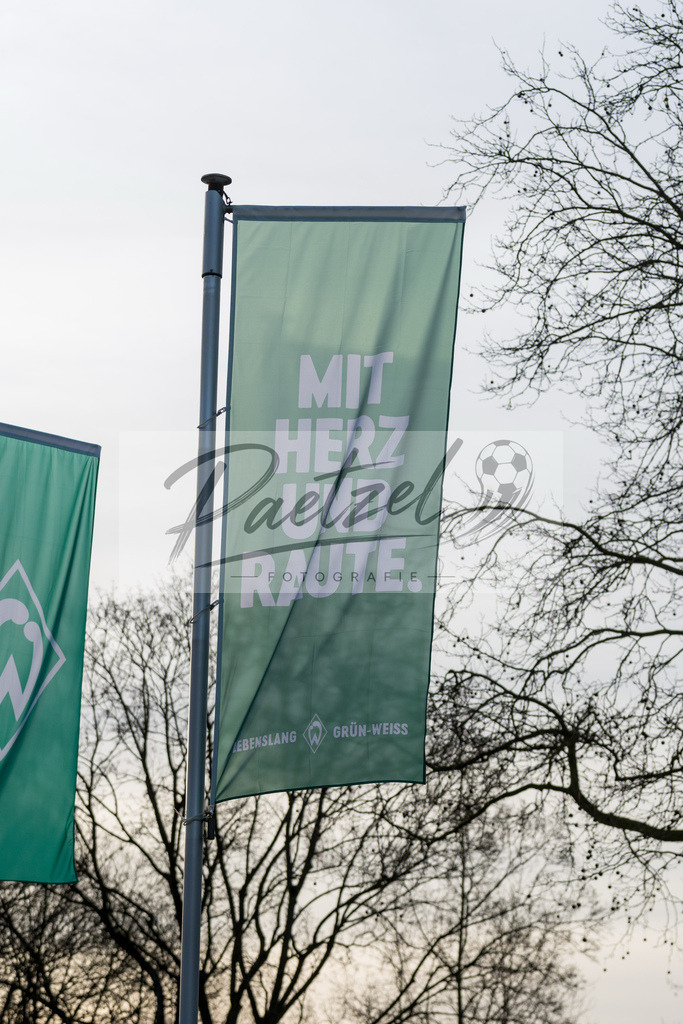 20200318_TRASVW_0022 | Fussball, Herren: . Flagge mit dem Slogan „Mit Herz und Raute“ am 18.03.2020 in Bremen, Deutschland. - Realisiert mit Pictrs.com