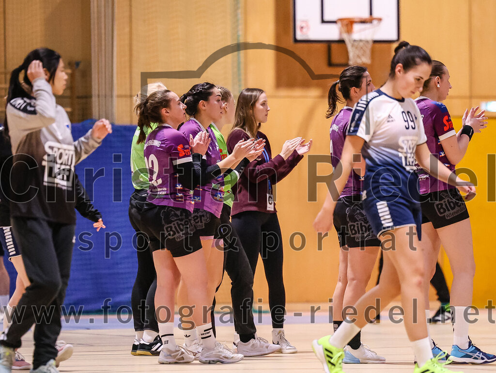 2024-11-24_137_SpVgg_Altenerding_gegen_HC_Donau-Paar_II | Erding, Deutschland, 24.11.2024:Handball, Bezirksoberliga Frauen Altbayern 2024 / 2024, 6. Spieltag, SpVgg Altenerding gegen HC Donau/Paar II, Endergebnis: 24:24Johanna Taubmann (SpVgg Altenerding, #22), Michelle Gruber (SpVgg Altenerding, #7), Janina Konrad (SpVgg Altenerding, #2)Foto: Christian Riedel / fotografie-riedel.net