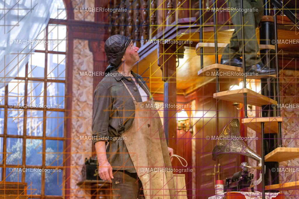 172_MFL-2025 | Portraitbilder von Regisseur; Darsteller; Techniker; Maske; Kostüme; Chor; Musiker; Bilderserie der Generalprobe und der Premierenvorstellung, Szenenbilder; Ausdrucksstudien; Bühnenüberblick; Bühnenkulissen; Pressefotos inkl. Redaktionsfoto Darstellergruppe.