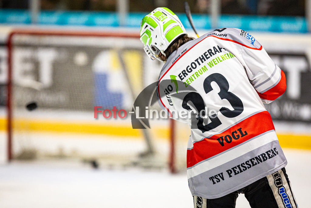 EHC Königsbrunn PINGUINE gegen TSV Peißenberg MINERS | Eishockey Bayernliga Herren Playoffs Viertelfinale 2024/25 - Spiel 5 von 7, EHC Königsbrunn PINGUINE gegen TSV Peißenberg MINERS, 20250218,Dejan VOGL (MINERS 23) beim Aufwärmen, Tor, Puck,2025-02-18 in Königsbrunn (Eisstadion Königsbrunn)Dejan VOGL (MINERS 23)Copyright: WolfgangxLindner foto-lindner.de