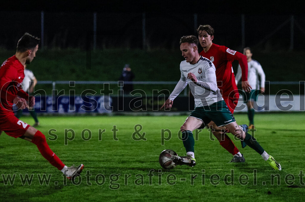 2024-03-28_065_FC_Schwaig_gegen_VfB_Forstinning | Oberding, Deutschland, 28.03.2024:
Fußball, Landesliga Südost 2023 / 2024, 27. Spieltag, FC Schwaig gegen VfB Forstinning, Endergebnis: 2:1

Leon Roth (FC Schwaig, #21)

Foto: Christian Riedel / fotografie-riedel.net