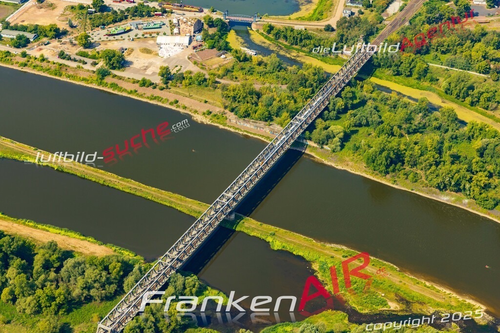 Klassische Luftaufnahme ohne Drohne zeigt:Elbe Brücke bei Magdeburg - Die Luftbildaufnahme wurde 2025 vom UL-Flugzeug heraus erstellt ( keine Drohnenaufnahme ) - Hochauflösende Luftaufnahme -Nicht vergleichbar mit Google Maps oder Satelittenbilder- Die Geschenkidee !Mit Lizenz und Bildrechte bestellbar