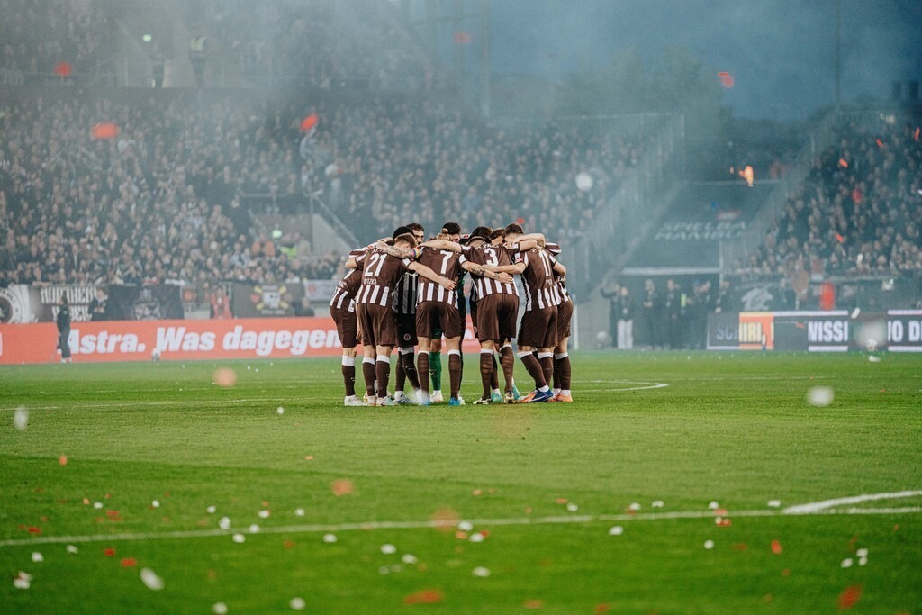 FCP08883 | Der offizielle Shop für FC St. Pauli Fotos. Wähle aus Spielszenen & Fanmomenten dein FCSP Wunschformat. Wir liefern Millerntor-Atmosphäre.