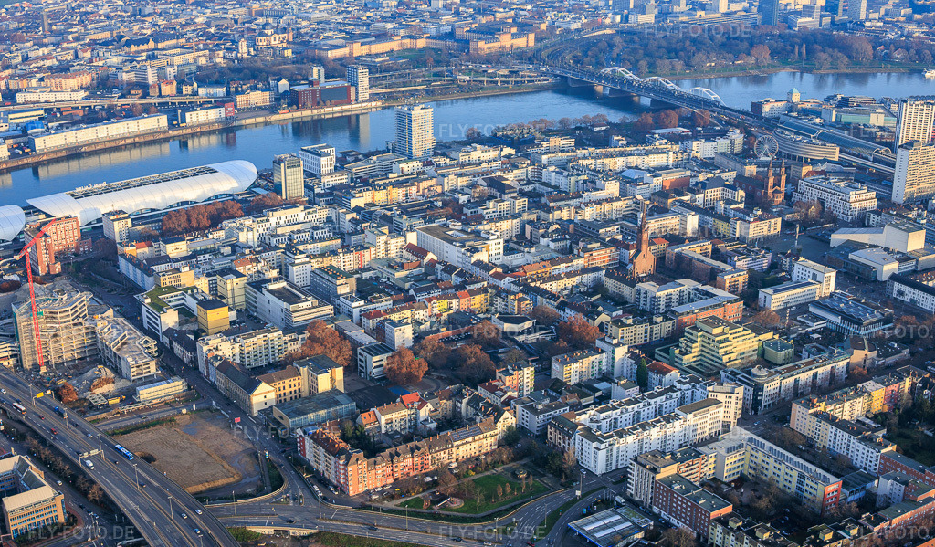 Luftbild: Stadtübersicht aus Westen bis zum Rhein und der Konrad-Adenauer-Brücke im Ortsteil Mitte in Ludwigshafen im Bundesland Rheinland-Pfalz in Deutschland. Foto: IMG_152019-Pano.jpg vom 12.12.2025 durch Werner Riehm/FLY-FOTO.deAuflösung des Originals: 6484 x 3791 px