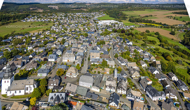 Meschede220901836 | Luftbild, Historischer Ortskern, Kirche St. Johannes Evangelist, Rathaus, Eversberg, Meschede, Sauerland, Nordrhein-Westfalen, Deutschland