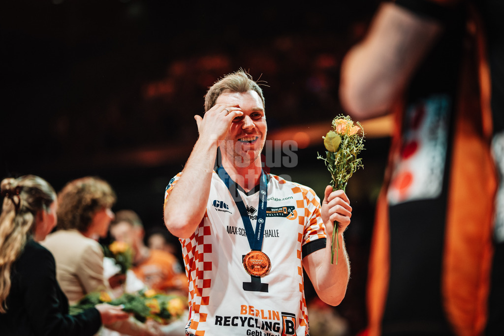 Volleyball | Herren | Saison 2024/2025 | 1. Volleyball Bundesliga Männer | Finale | BERLIN RECYCLING Volleys vs. SVG Lüneburg | 03.05.2025 | Adam Kowalski (#1, Berlin Recycling Volleys) bei der Siegerehrung