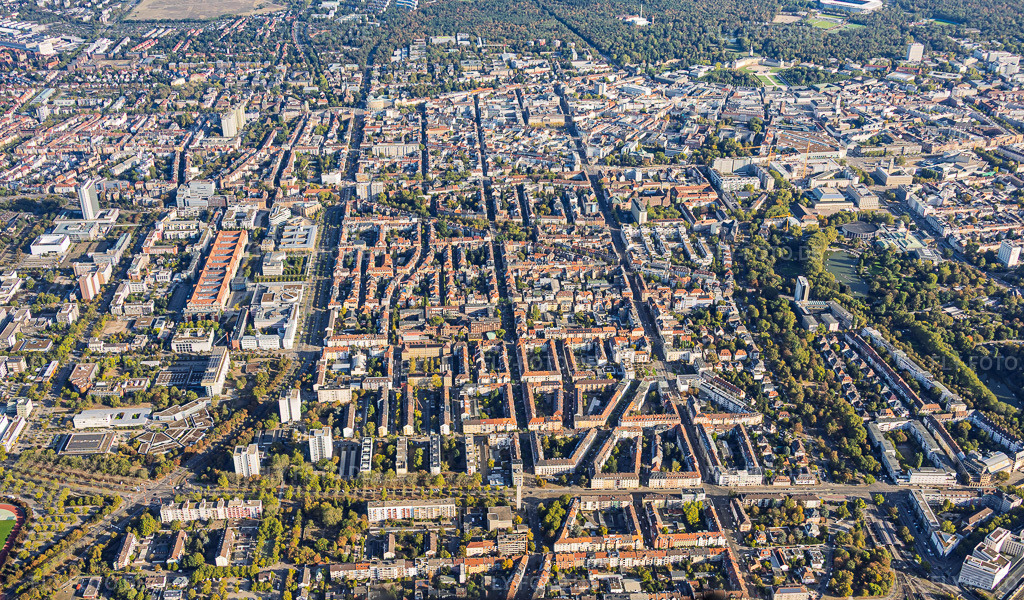 Luftbild: Ortsansicht von Süden im Ortsteil Südweststadt in Karlsruhe im Bundesland Baden-Württemberg in Deutschland. – Foto: IMG_159626.jpg vom 27.09.2026 durch Werner Riehm/FLY-FOTO.de – Auflösung des Originals: 5729 x 3355 px
