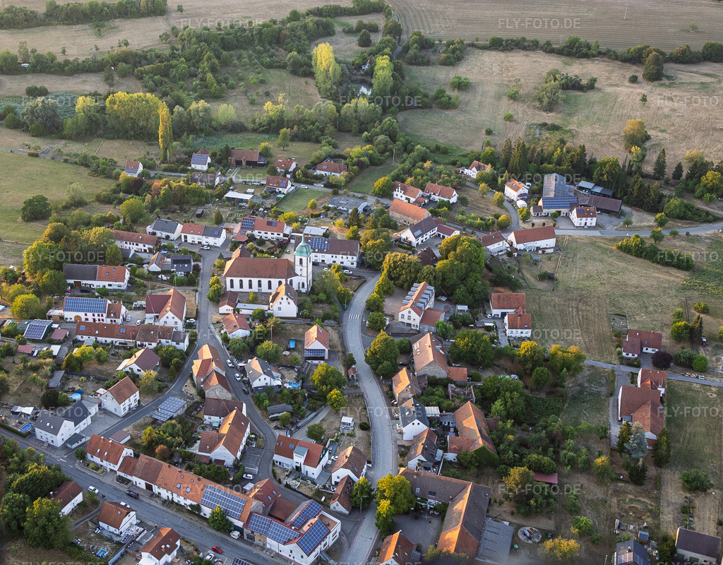 Luftbild: Dorfmitte mit Kriche St. Martin im Ortsteil Medelsheim in Gersheim im Bundesland Saarland in Deutschland. – Foto: IMG_158604.jpg vom 14.08.2026 durch Werner Riehm/FLY-FOTO.de – Auflösung des Originals: 5121 x 4000 px
