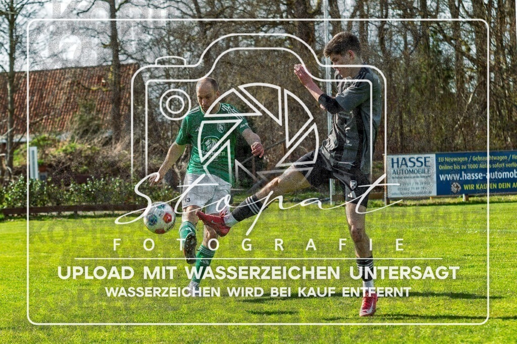 FGFS-SGA-1029 | Til Stimming (FG Fulde-Stellichte #13) und Daniel Viktor Bujtas (SG Allertal #13) beim Herren Kreisliga HK Spiel zwischen FG Fulde-Stellichte und SG Allertal im Fulder Zentralstadion, Fulde (Simon Paul Stopat) - Realisiert mit Pictrs.com