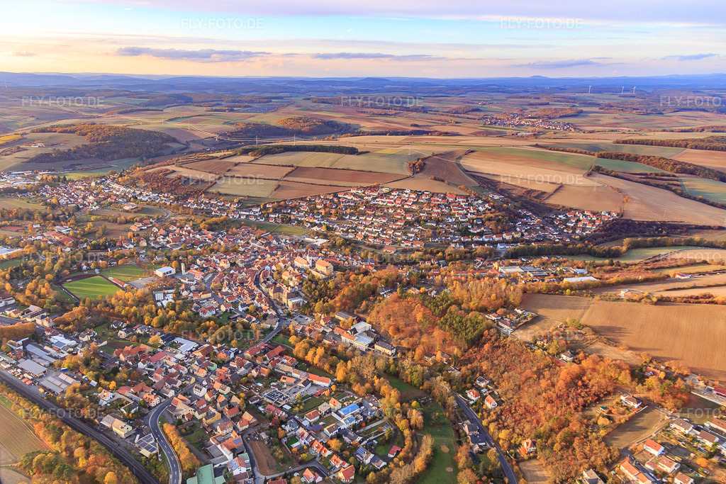 Luftbild: Ortsansicht von Süden in Arnstein im Bundesland Bayern in Deutschland. Foto: IMG_112393.jpg vom 02.11.2018 durch Werner Riehm/FLY-FOTO.de