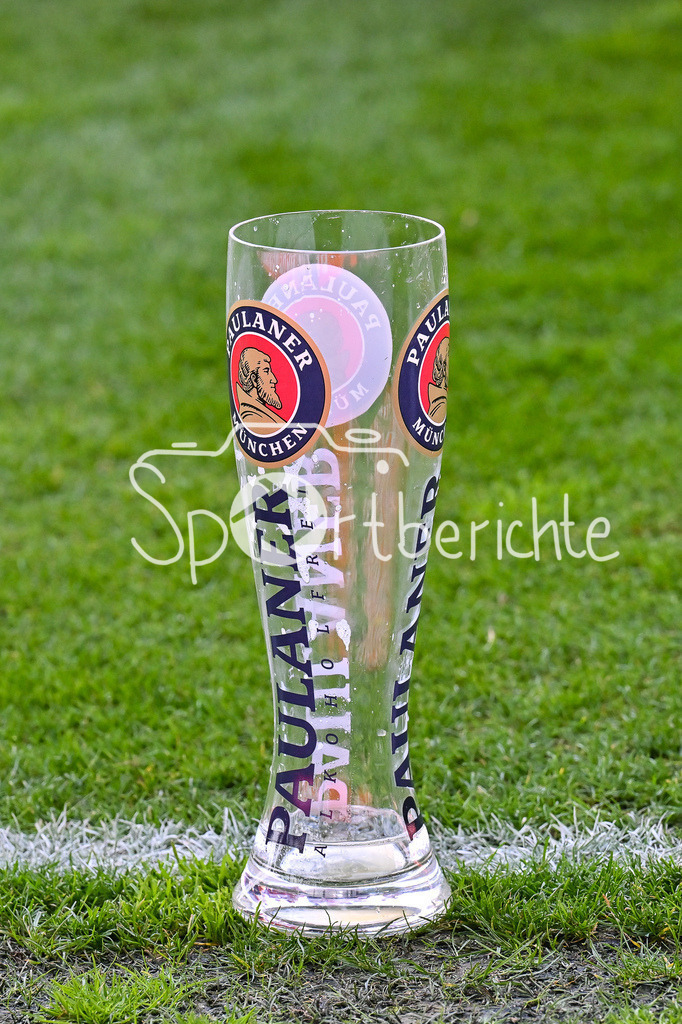 FC Bayern München - SC Freiburg | Das Paulaner Bierglas / Bierkurg steht leer auf dem Rasen / Symbolbild / Frauen Bundesliga: FC Bayern Muenchen - SC Freiburg, FC Bayern Campus am 27.04.2025