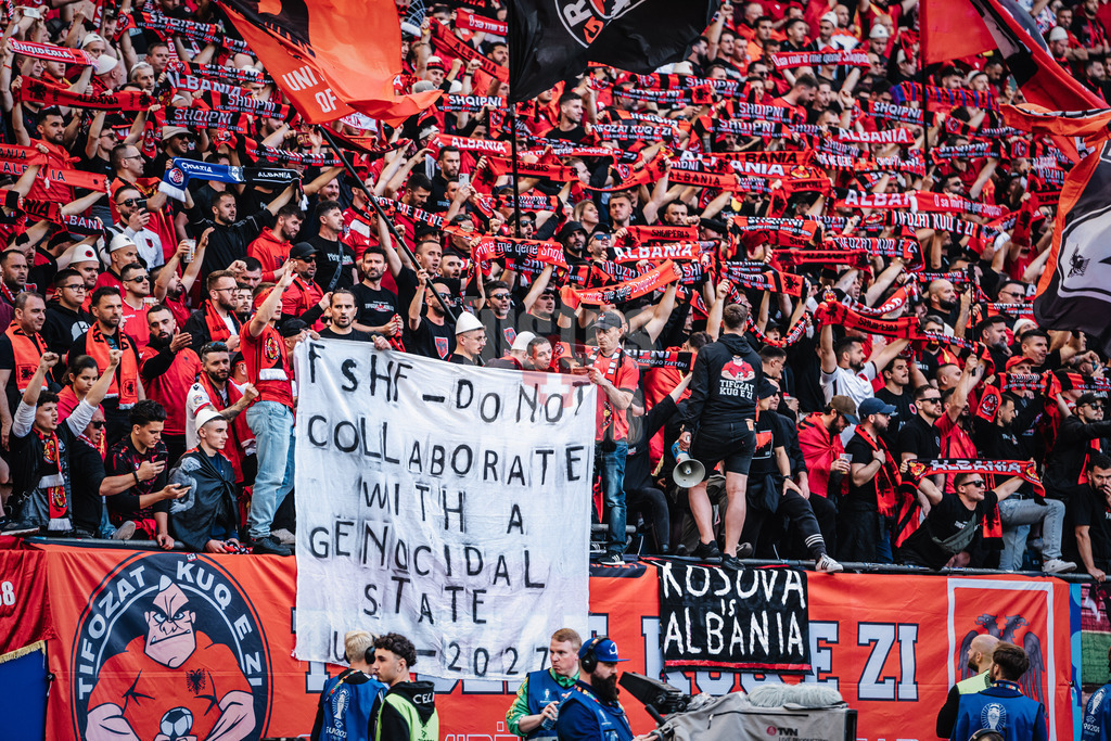 Fußball | Herren | UEFA-Fußball-Europameisterschaft 2024 | Gruppe B | Kroatien vs. Albanien | 19.06.2024 | Fans aus Albanien fordern auf einem Transparent: FSHF (Federata Shqiptare e Futbollit) Do Not Collaborate With A Genocidal State