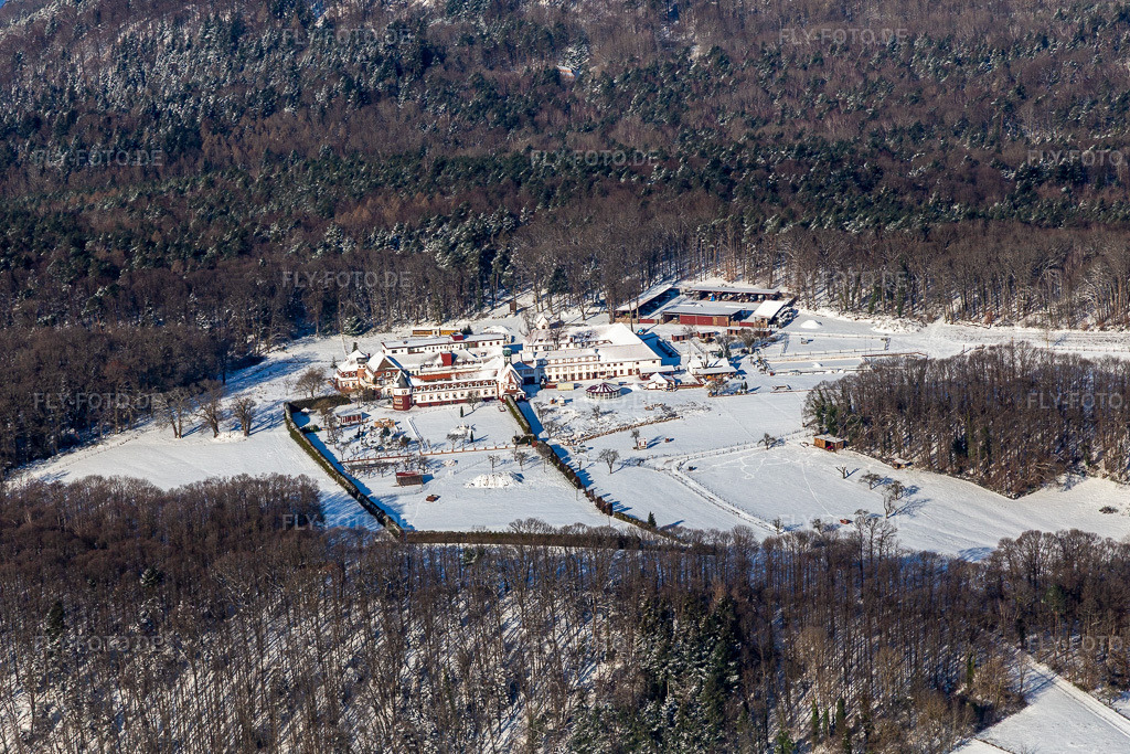 Luftbild: Winterluftbild im Schnee vom Kloster Liebfrauenberg in Bad Bergzabern im Bundesland Rheinland-Pfalz in Deutschland. Foto: IMG_124349.jpg vom 11.02.2021 durch Werner Riehm/FLY-FOTO.de