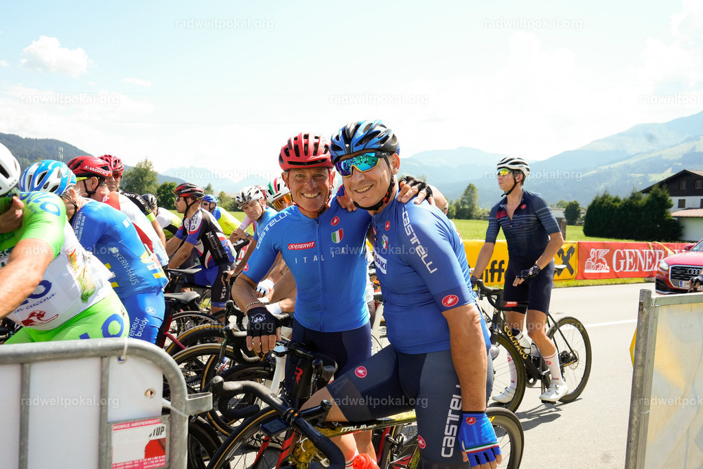 347_20230817_Bewerb_Maenner_Muehlanger | AUT - OESTERREICH, 2023-08-16: SPORT RENNRAD-FAHREN - 55. INTERNATIONALER RADWELTPOKAL IN ST. JOHANN IN TIROL  - Vintage-Radrennen mit WM-Bronze-Medaillen-Siegerin Christina Schweinberger, den Teilnehmer und Alexander Baumann (vom Orginastions-Team) - TAG 2 BEWERB MAENNER IN SECHS GRUPPEN  ; Foto: Roland Muehlanger