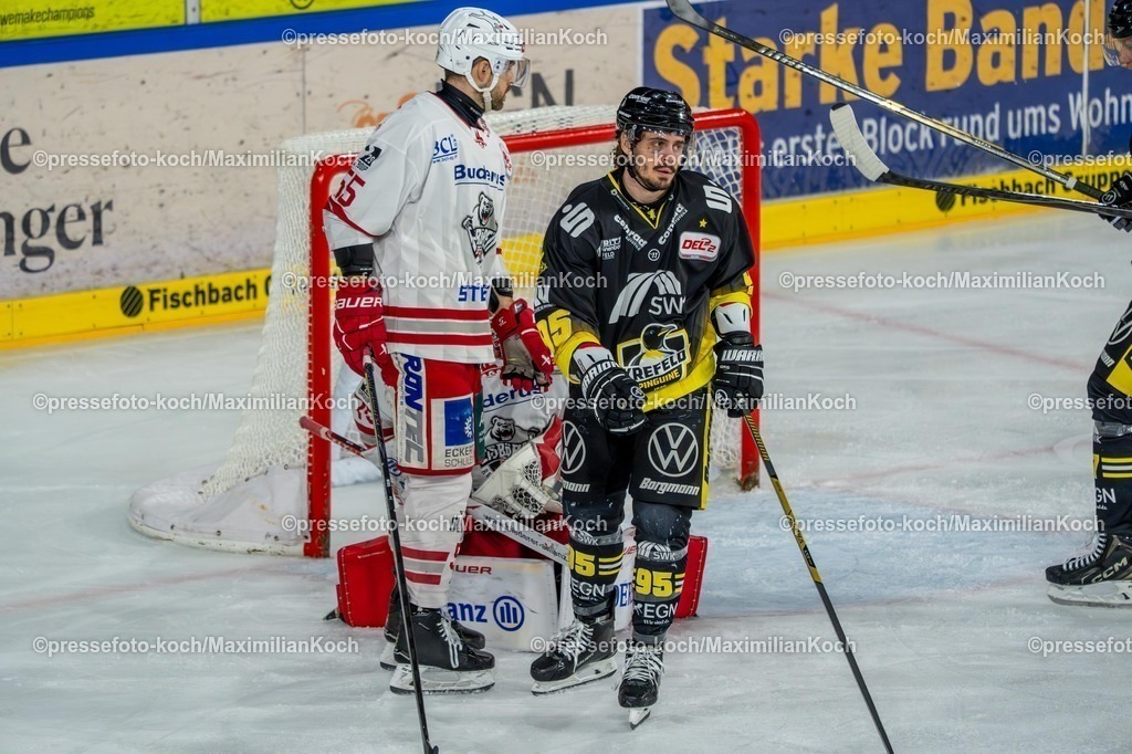 xkkux02042601017 | 02.04.2026, xkkux, Eishockey, DEL2, Herren, Saison 2025 / 2026, Krefeld Pinguine - EV Regensburg, YAYLA Arena: Jakob Weber (EV Regensburg #55) neben Mathew Santos (Krefeld Pinguine #95) enttäuscht Enttäuschung 