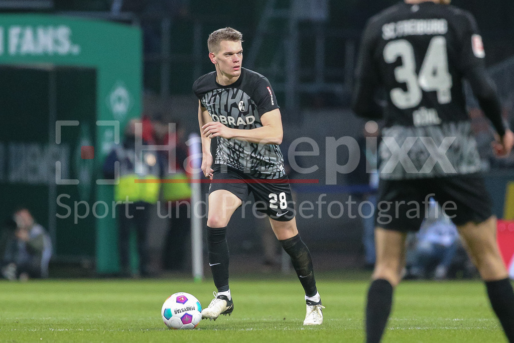 Fussball, Bundesliga, SV Werder Bremen - SC Freiburg | v.li.: Matthias Ginter (SC Freiburg, 28) am Ball, Einzelbild, Ganzkörper, Aktion, Action, Spielszene, DIE DFL-RICHTLINIEN UNTERSAGEN JEGLICHE NUTZUNG VON FOTOS ALS SEQUENZBILDER UND/ODER VIDEOÄHNLICHE FOTOSTRECKEN. DFL REGULATIONS PROHIBIT ANY USE OF PHOTOGRAPHS AS IMAGE SEQUENCES AND/OR QUASI-VIDEO.