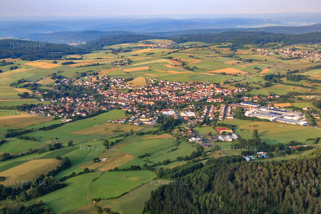 Luftbild: Ortsansicht aus Norden mit Plastic Omnium Automotive Exteriors GmbH im Ortsteil Sterbfritz in Sinntal im Bundesland Hessen in Deutschland. – Foto: IMG_68760.jpg vom 22.06.2014 durch Werner Riehm/FLY-FOTO.de – Auflösung des Originals: 4492 x 2995 px – OPmobility, leader in sustainable and connected mobility