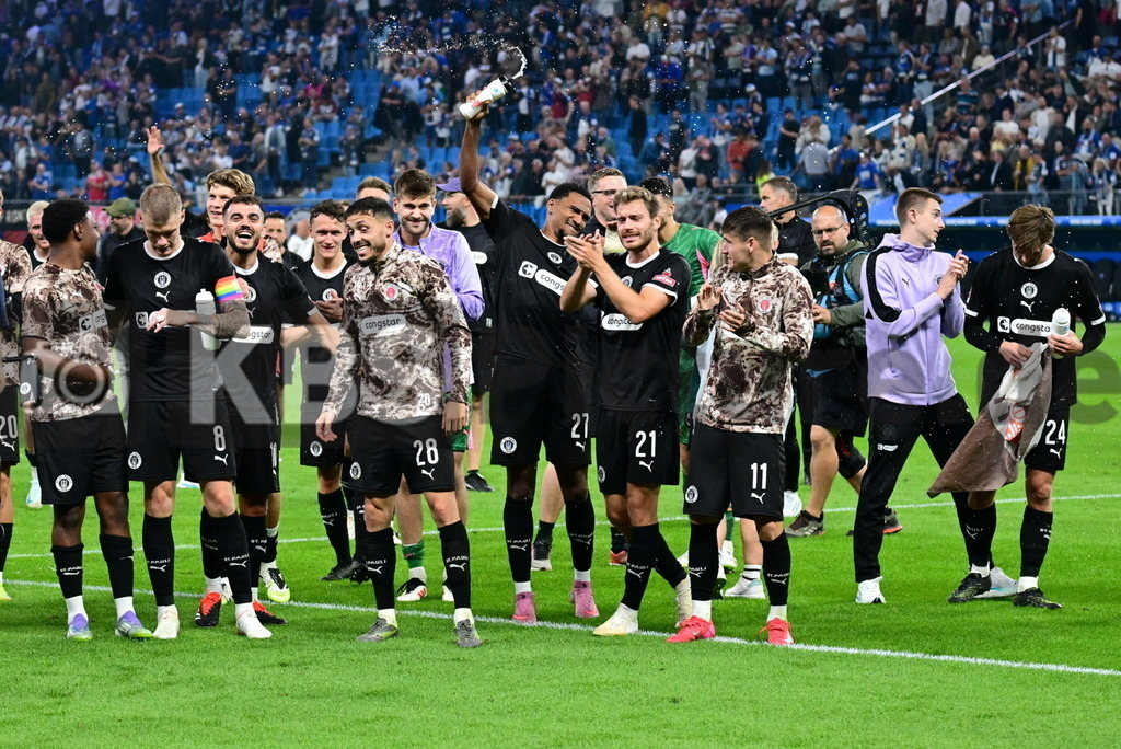 KBS Picture_HSV-FCStPauli_056 | Jubelnde St. Pauli Spieler feiern mit ihren Fans ,Sportplatz :  Volksparkstadion,Hamburger Derby, - Realisiert mit Pictrs.com
