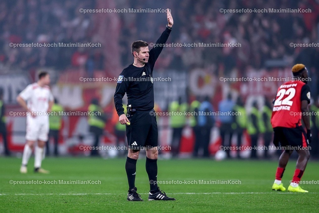 DFB05022501112 | 05.02.2025, Fußball, DFB-Pokal Viertelfinale, Bayer 04 Leverkusen - 1.FC Köln, BayArena, Saison 2024 2025: Schiedsrichter Frank Willenborg verkündigt die Entscheidung nach Video Assist VAR - Abseits kein TorDFB regulations prohibit any use of photographs as image sequences and or quasi-video.