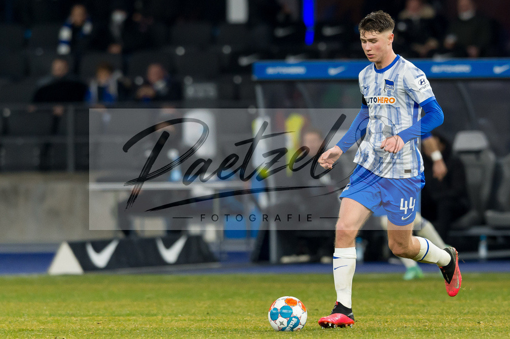 BSCFCB20220123_346 | Fussball, Herren: Linus Jasper Gechter (Hertha BSC) in Aktion, am Ball, Einzelaktion bei dem Spiel der 1. Bundesliga zwischen Hertha BSC und FC Bayern Muenchen im Olypiastadion am 23.01.2022 in Berlin, Deutschland.DFB / DFL REGULATIONS PROHIBIT ANY USE OF PHOTOGRAPHS AS IMAGE SEQUENCES AND/OR QUASI-VIDEO. - Realisiert mit Pictrs.com