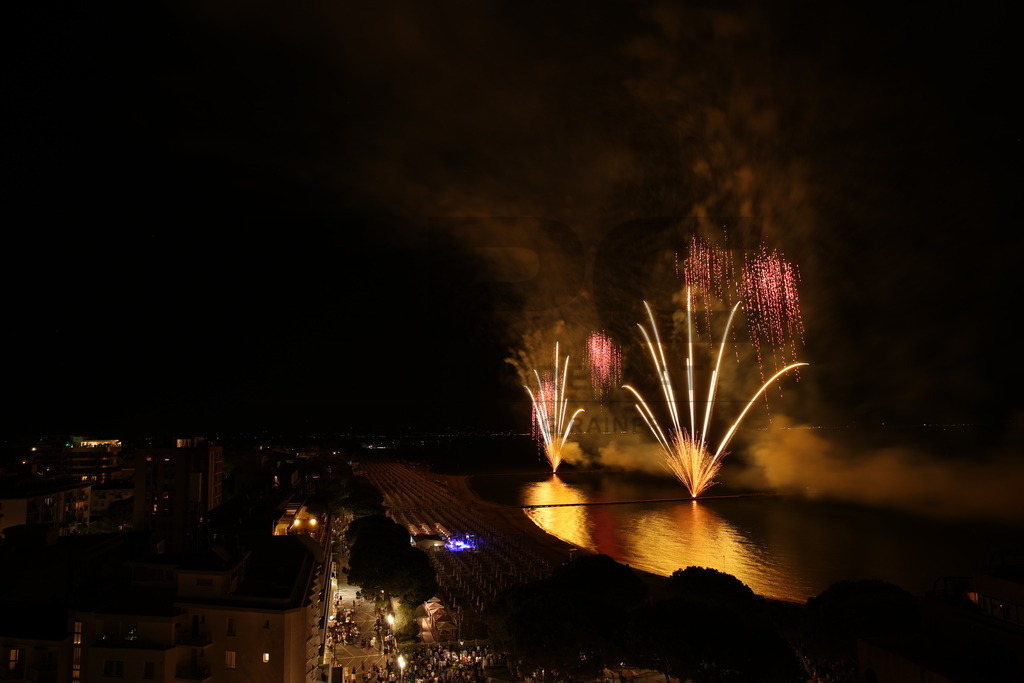 Ferragosto Fireworks in Grado, Italy | GRADO, ITALY, 15.AUG.26 - FIREWORKS - Ferragosto fireworks over the Adriatic Sea in Grado, Italy. Colorful fireworks light up the night sky above the beach, coastline and waterfront during the traditional summer celebration. - Realisiert mit Pictrs.com
