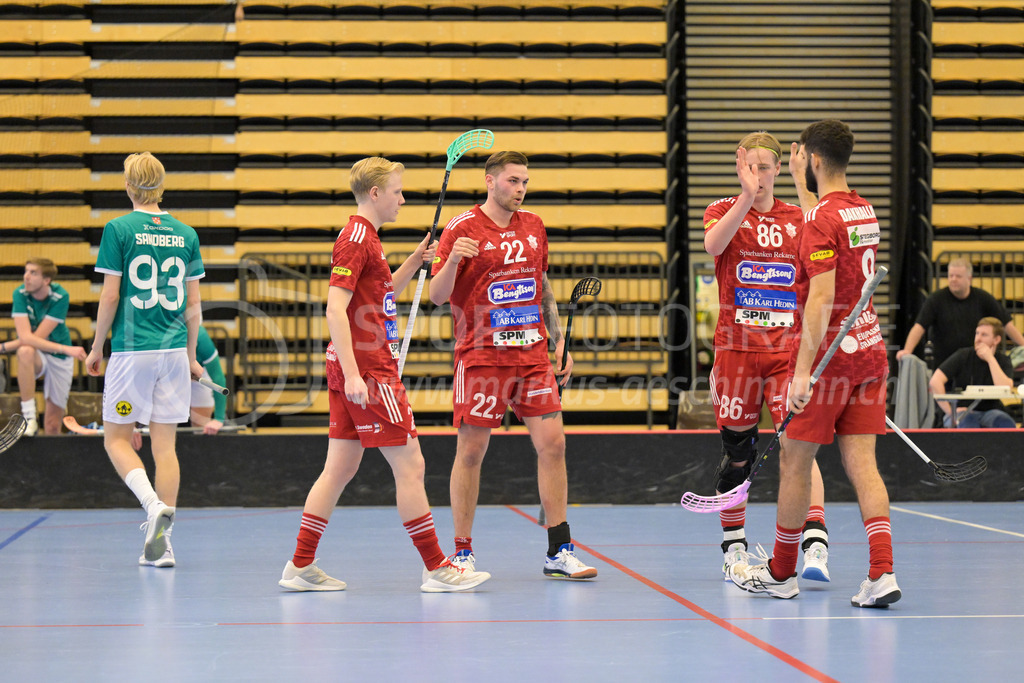 Lillan IBK vs Strängnäs IBK - 17. März 2024 | Lillan IBK vs Strängnäs IBK
Idrottshuset Örebro, Arenahallen, Örebro
Pelle Hansson (#29 Strängnäs IBK), Adam Nilsson (#22 Strängnäs IBK), Tim Lindgren (#86 Strängnäs IBK) and Ahmad Dakhallah (#8 Strängnäs IBK).
Bild: Sportfotografie Markus Aeschimann | www.markus-aeschimann.ch - Realisiert mit Pictrs.com