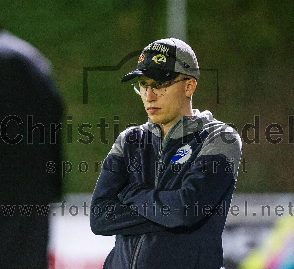 2023-10-13_061_FC_Schwaig_gegen_TSV_Ampfing | Oberding, Deutschland, 13.10.2023:
Fußball, Landesliga Südost 2023 / 2024, 16. Spieltag, FC Schwaig gegen TSV Ampfing, Endergebnis: 3:2

Trainer Christian Hutterer (TSV Ampfing)

Foto: Christian Riedel / fotografie-riedel.net