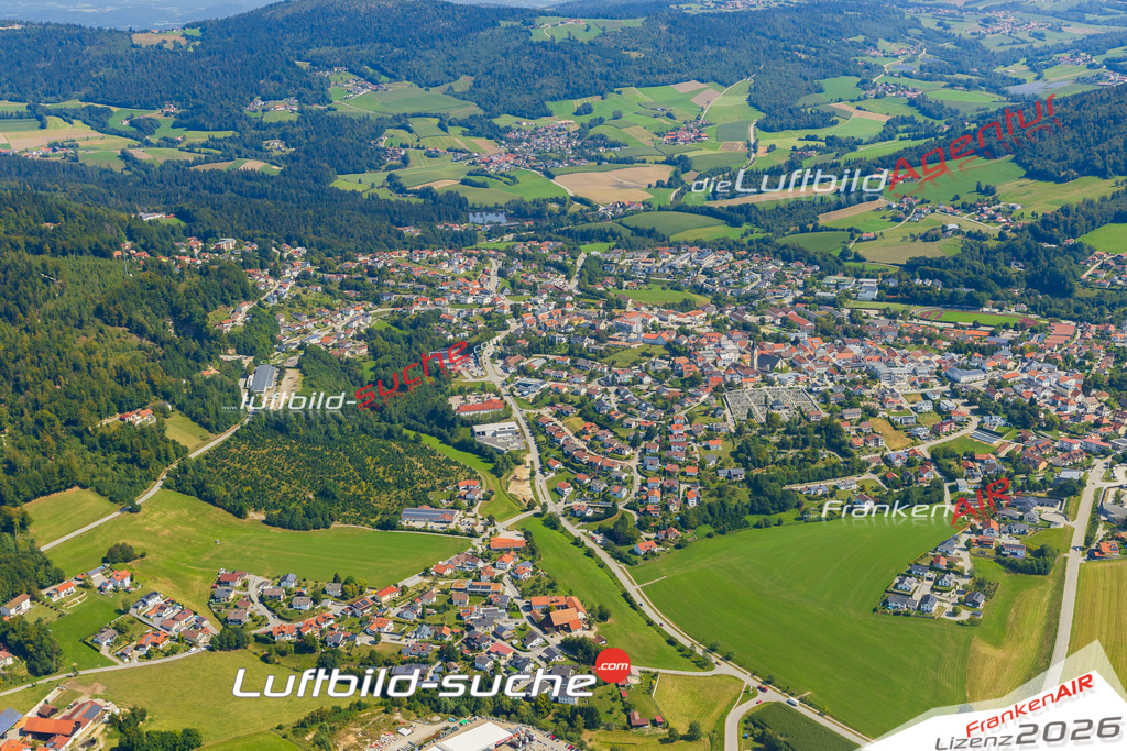 Luftaufnahme von Hauzenberg - Die Luftaufnahme wurde 2025 vom UL-Flugzeug heraus erstellt ( keine Drohne ) - Hochauflösende Luftaufnahme - für professionelle Ausdrucke geeignet. Die Geschenkidee !Mit Lizenz und Bildrechte bestellbar