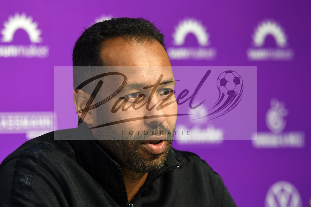 20200206_PKOSNA_0004 | Fußball, Herren: Trainer Daniel Thioune (VfL Osnabrueck) schaut waehrend der Pressekonferenz des VfL Osnabrueck im Stadion an der Bremer Bruecke am 06.02.2020 in Osnabrueck, Deutschland. - Realisiert mit Pictrs.com