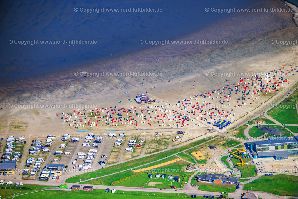 Bensersiel_ELS_5509050924 | BENSERSIEL 05.09.2024 Strandkörbe Wohnwagen und Wohnmobile auf dem Wohnmobilstellplatz an der Straße Am Strand in Bensersiel im Bundesland Niedersachsen, Deutschland. // Caravans and RVs on the RV site on street Am Strand in Bensersiel in the state Lower Saxony, Germany. Foto: Martin Elsen