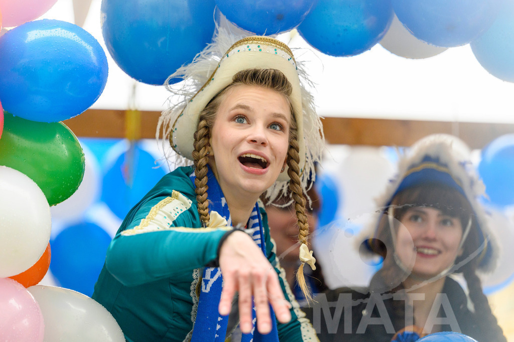 _DWA2443 | Trotz Nieselregen schlängelte sich der „Gaudiwurm“ am Sonntag durch die Nürnberger Innenstadt an tausenden Faschingsfans vorbei.  Nürnberg, 11.02.2024 - Realisiert mit Pictrs.com