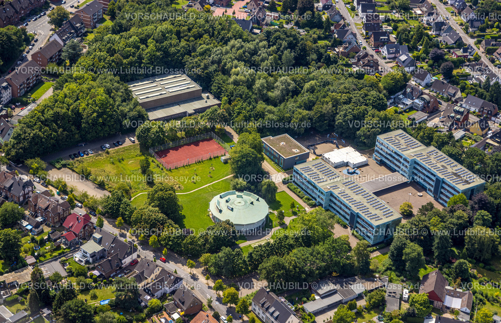 Bottrop250802380 | Luftbild, Heinrich-Heine-Gymnasium an der Gustav-Ohm-Straße, Aula als rundes Gebäude, Süd-West, Bottrop, Ruhrgebiet, Nordrhein-Westfalen, Deutschland