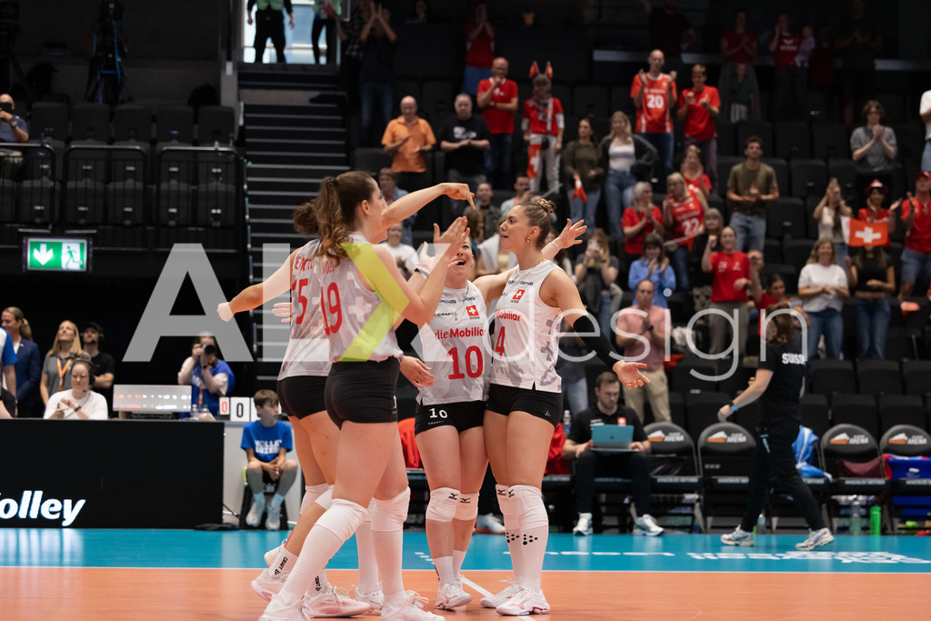 Georgia v Switzerland - CEV European League Women | KRIENS, SWITZERLAND - JUNE 12: ORIANE HÄMMERLI of Switzerland, LEANA ZUVIC of Switzerland, ALIX DE MICHELI of Switzerland and SINDI MICO of Switzerland celebrating during the CEV European League match between Georgia and Switzerland at Pilatus Arena on June 12, 2026 in Kriens, Switzerland. - Realisiert mit Pictrs.com