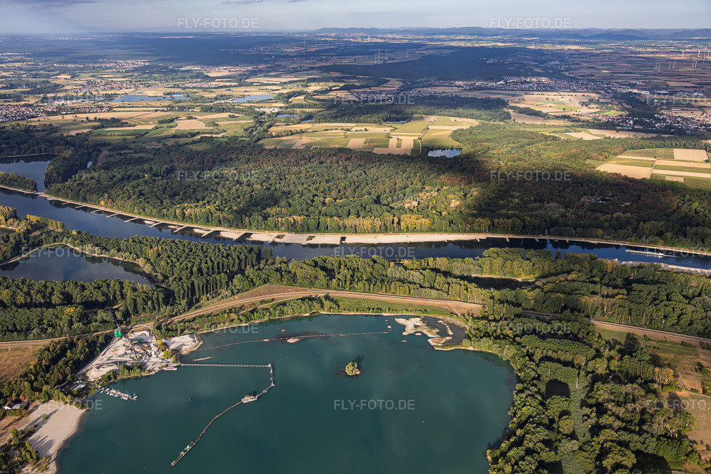 Luftbild: Niedrigwasser am Rhein zwischen Hördter Rheinaue und Dettenheim im Ortsteil Liedolsheim in Dettenheim im Bundesland Rheinland-Pfalz in Deutschland. – Foto: IMG_158418.jpg vom 06.08.2026 durch Werner Riehm/FLY-FOTO.de – Auflösung des Originals: 6000 x 4000 px