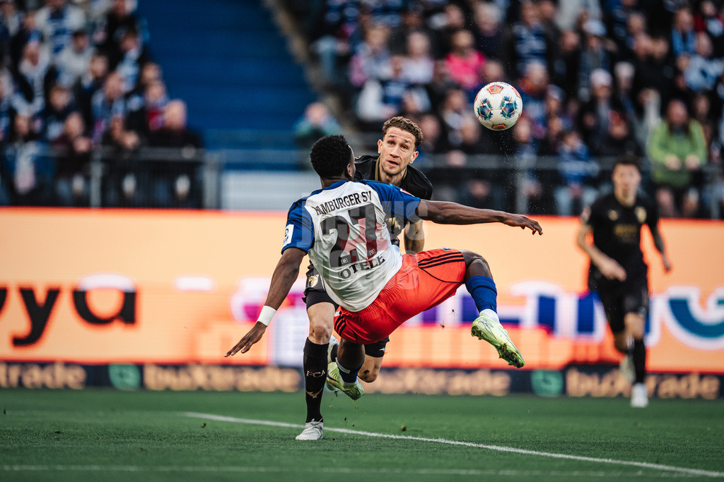 Fußball | Männer | Saison 2025/2026 | 1. Fußball-Bundesliga | 28. Spieltag | Hamburger SV vs. FC Augsburg | 04.04.2026 | vorne Philip Otele (#27, HSV) hinten Arthur Chaves (#34, FC Augsburg)