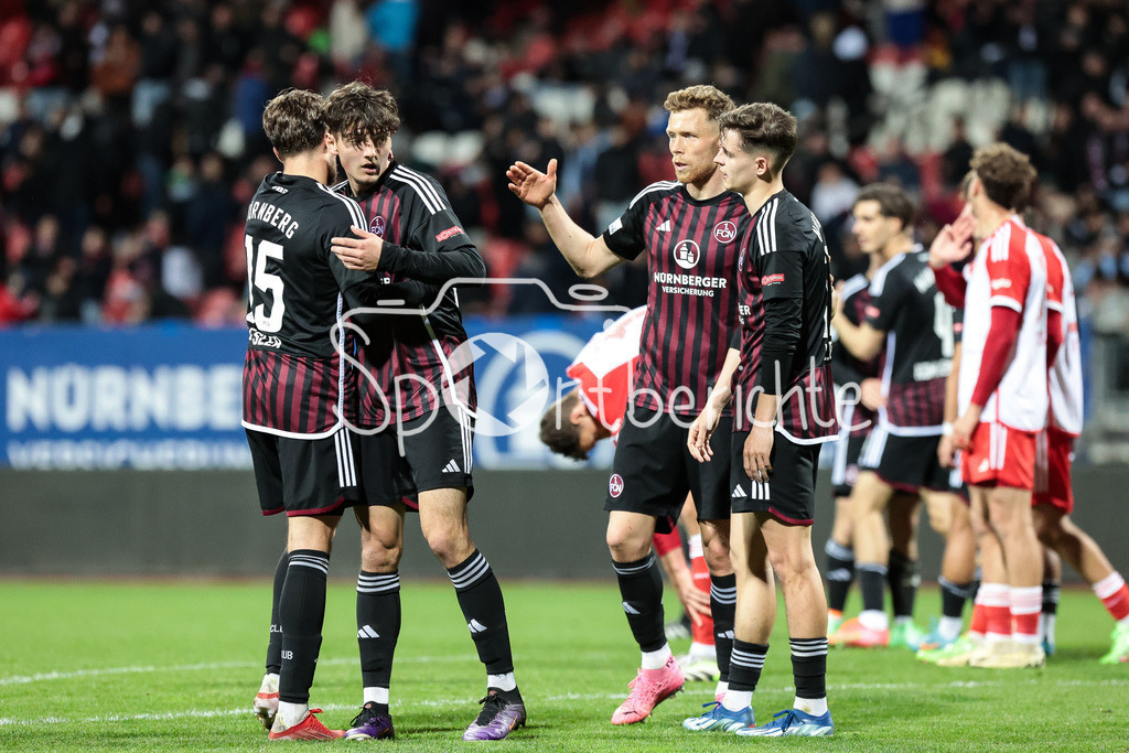 1. FC Nürnberg II - FC Bayern Amateure | Die Spieler der zweiten Mannschaf des 1. FC Nürnberg feiern den Heimsieg gegen die Amateure des FC Bayern