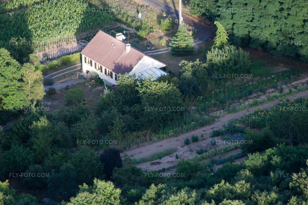 Aerial view: View of the town in Semur-en-Vallon in the state Sarthe, France. – Photo: IMG_19933.jpg taken on 07/28/2009 by Werner Riehm/FLY-FOTO.com – Resolution of the original: 4257 x 2838 px